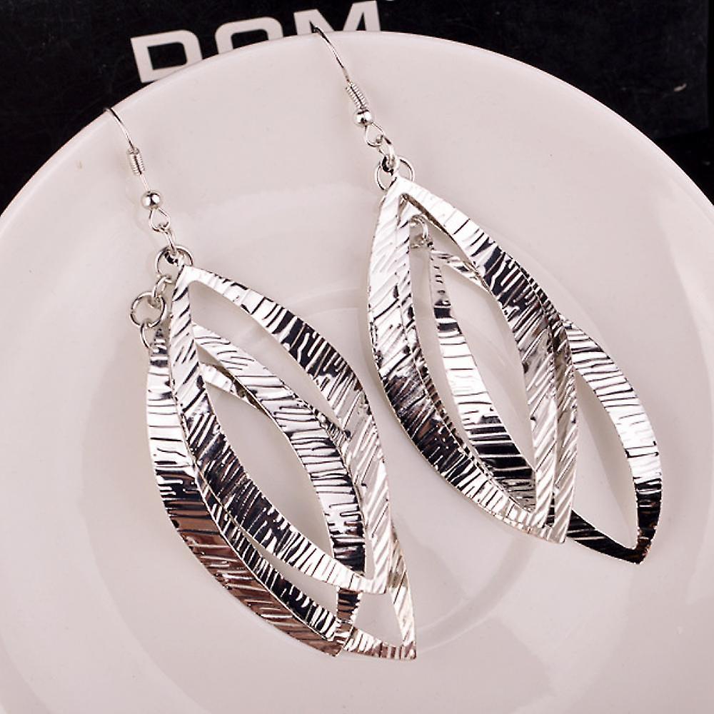 Mettez en valeur votre look avec ces boucles d’oreilles en spirale rétro exagérées!