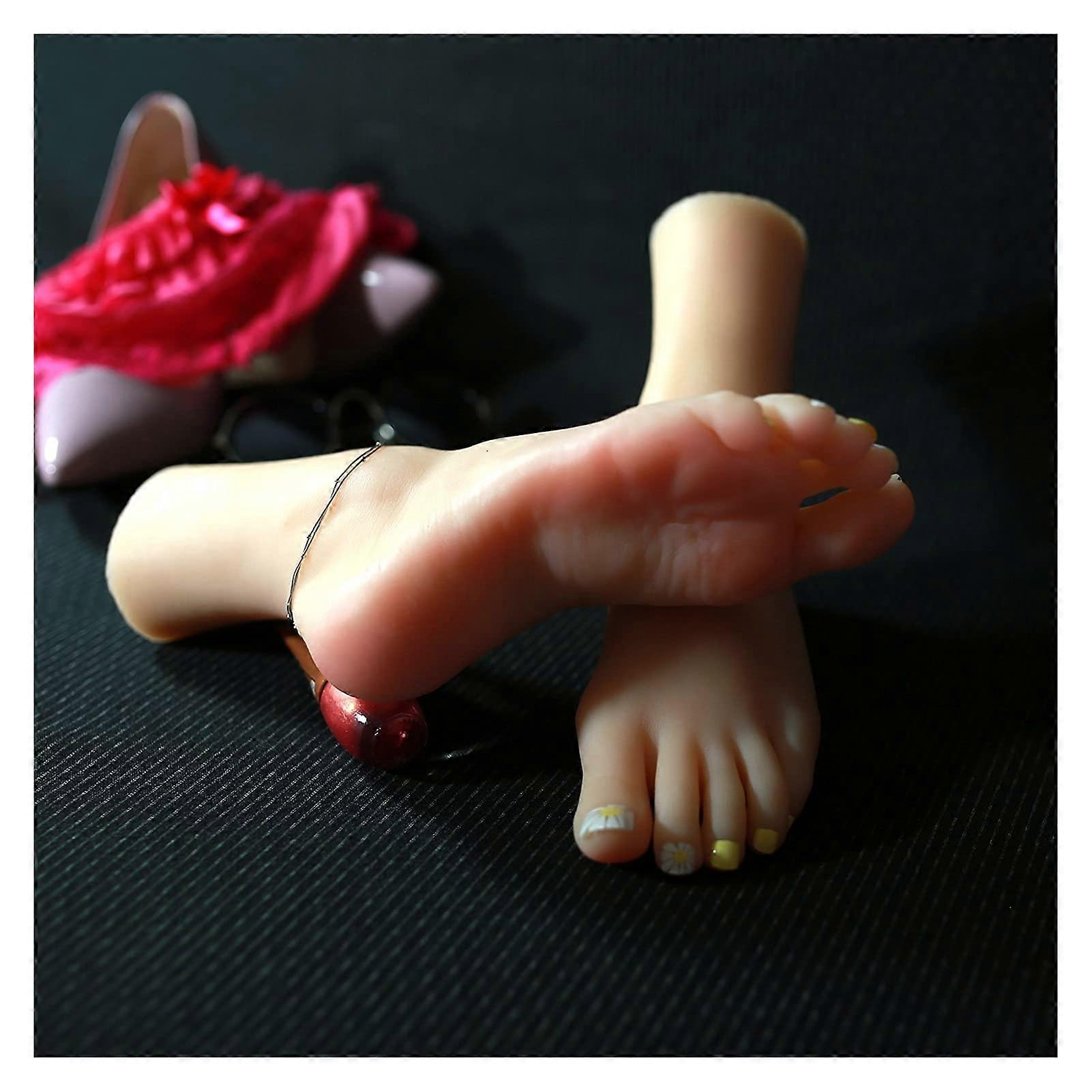 Realistic Silicone Foot Model with Poseable Toes and Stable Structure for Display Photography