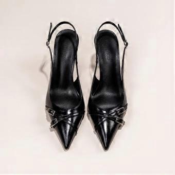 Hoge hakken, zomercollectie, elegante pumps met decoratieve gesp, stiletto model, zwarte damesschoenen, modieuze puntige neus, platte zool. Schoenen voor dames.