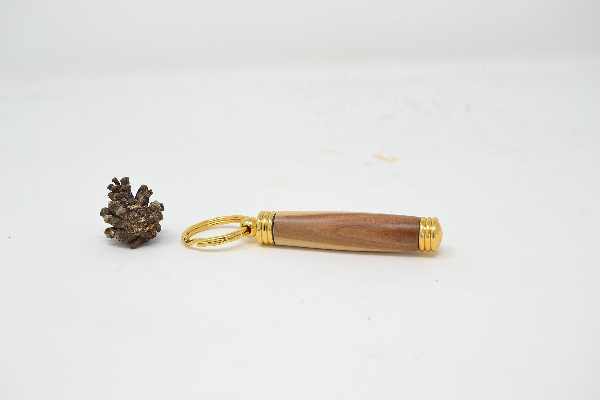 Drewniany brelok z tajną przegrodą wykonany ze śliwki