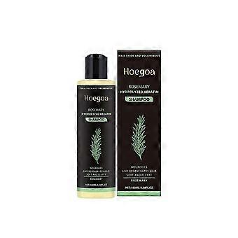 O shampoo espessante de alecrim Hoegoa com essência herbal nutre e repara os cabelos, controla a oleosidade e dá volume.