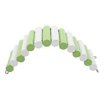 Hellgrüne Holzbrücke als Kletterplattform für Hamster