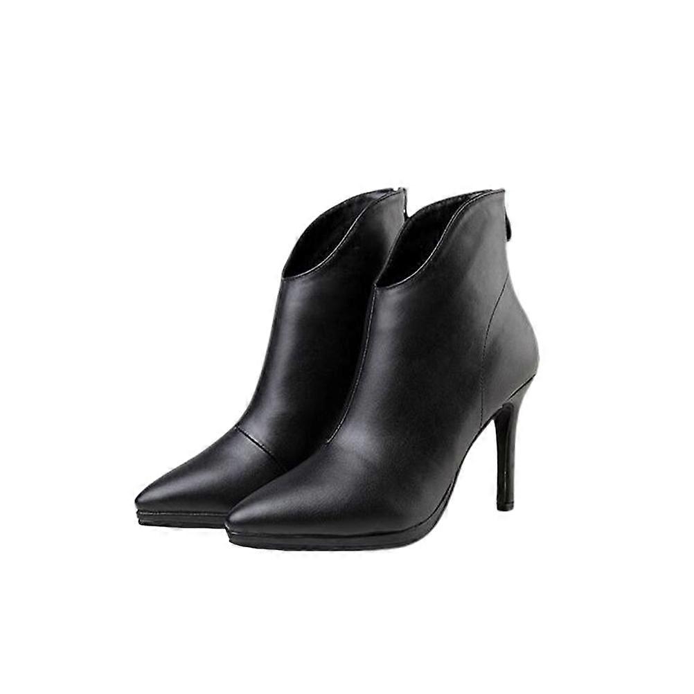 Pointed toe boots enhancing attractiveness with a sophisticated design