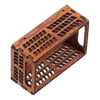Cesto rústico marrom em miniatura para casa de bonecas, ideal para armazenamento.
