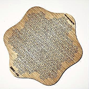 Houten puzzel met zeshoekige boogvorm, 108 stukjes, lasergegraveerd geometrisch doolhofpatroon, onregelmatige golvende rand, bruine houtnerf, uitdagende puzzel voor volwassenen