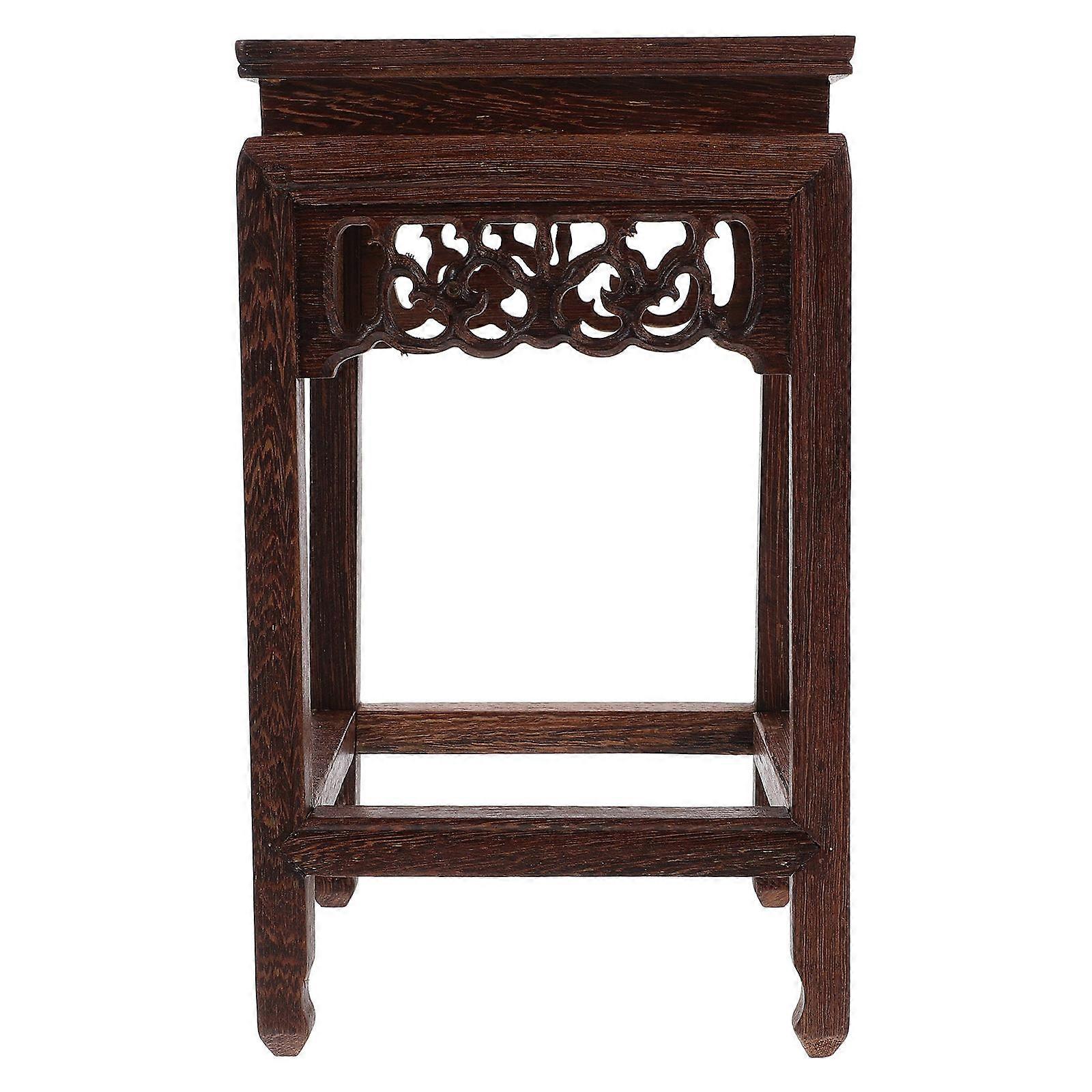 Taburete de madera marrón para decoración.