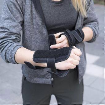 1 pair of anti-fall roller skate wristbands with palm protection pads, children's and adults' skateboard and ice skating hand protection gear, black S