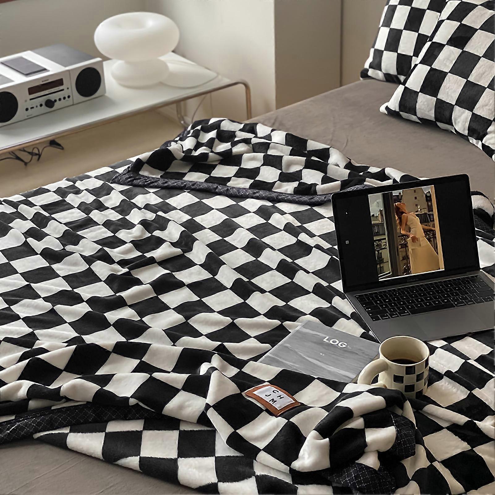 Black Checkerboard Flannel Throw Blanket – Cozy 150x200cm for Fall & Winter