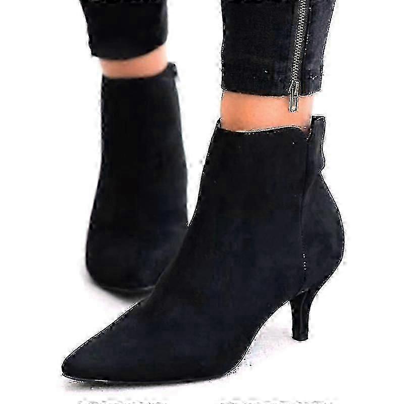 Botas femininas de cano curto com zíper, salto baixo e bico fino.