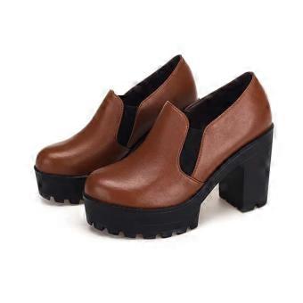 Comfortabele pumps met dikke zool en plateau, diep uitgesneden, van zacht leer. Herfstcollectie 2025. Blokkijkels, hoge hakken, geschikt voor kantoor en dans.