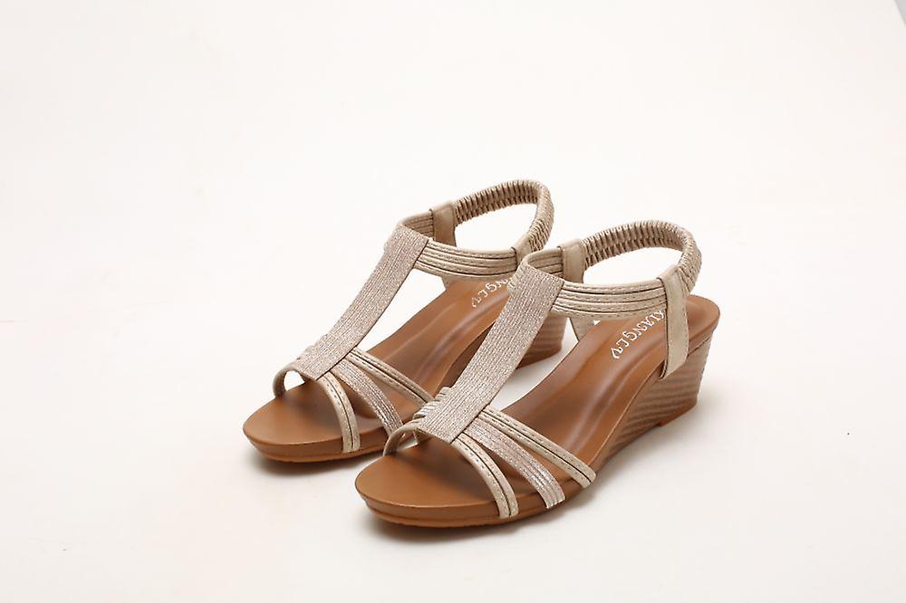 Neuartiger Retro-Skiabsatz, der nationale Stil ist hell.