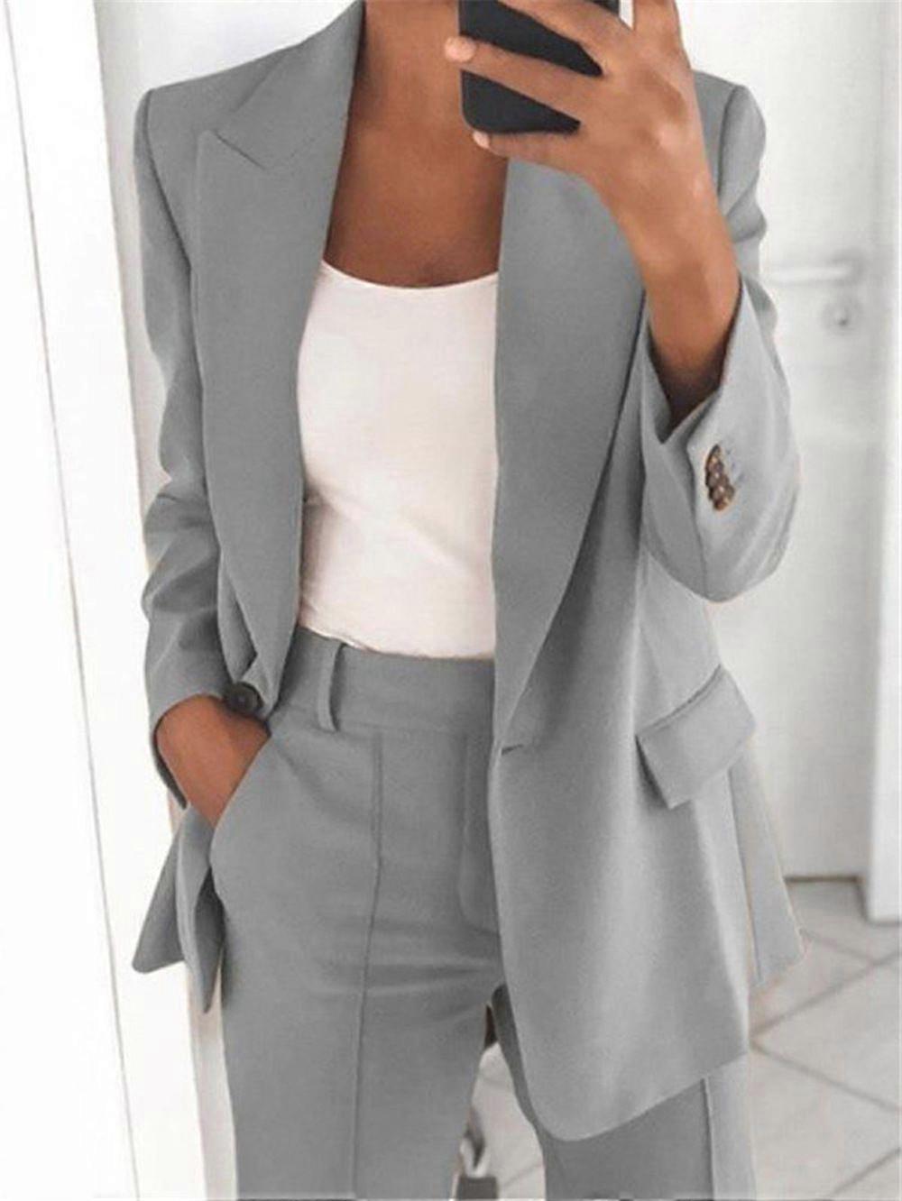 Completo giacca e pantaloni da donna, sofisticato e su misura.