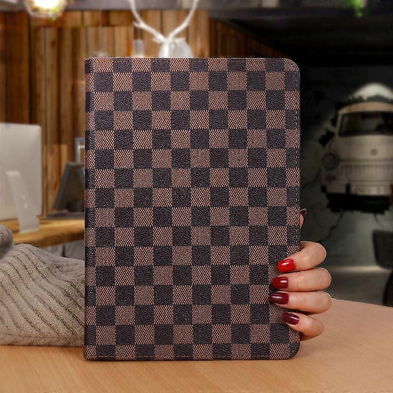 Capa elegante para iPad Pro 2024 de 11 polegadas, xadrez marrom, em silicone totalmente macio.