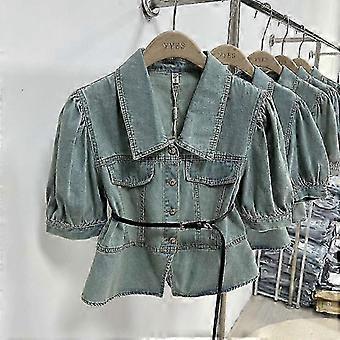 Modieuze en nauwsluitende korte jas uit 2026 met ceintuur, vintage kraag en verfijnde denimstof.