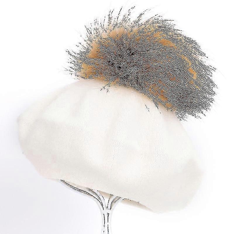 Invierno elegante, piel de mapache, boina pompoms, gorra de capó