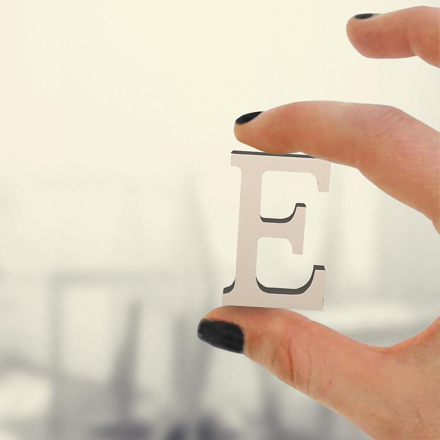 Stehende hölzerne E-Buchstaben-Alphabete