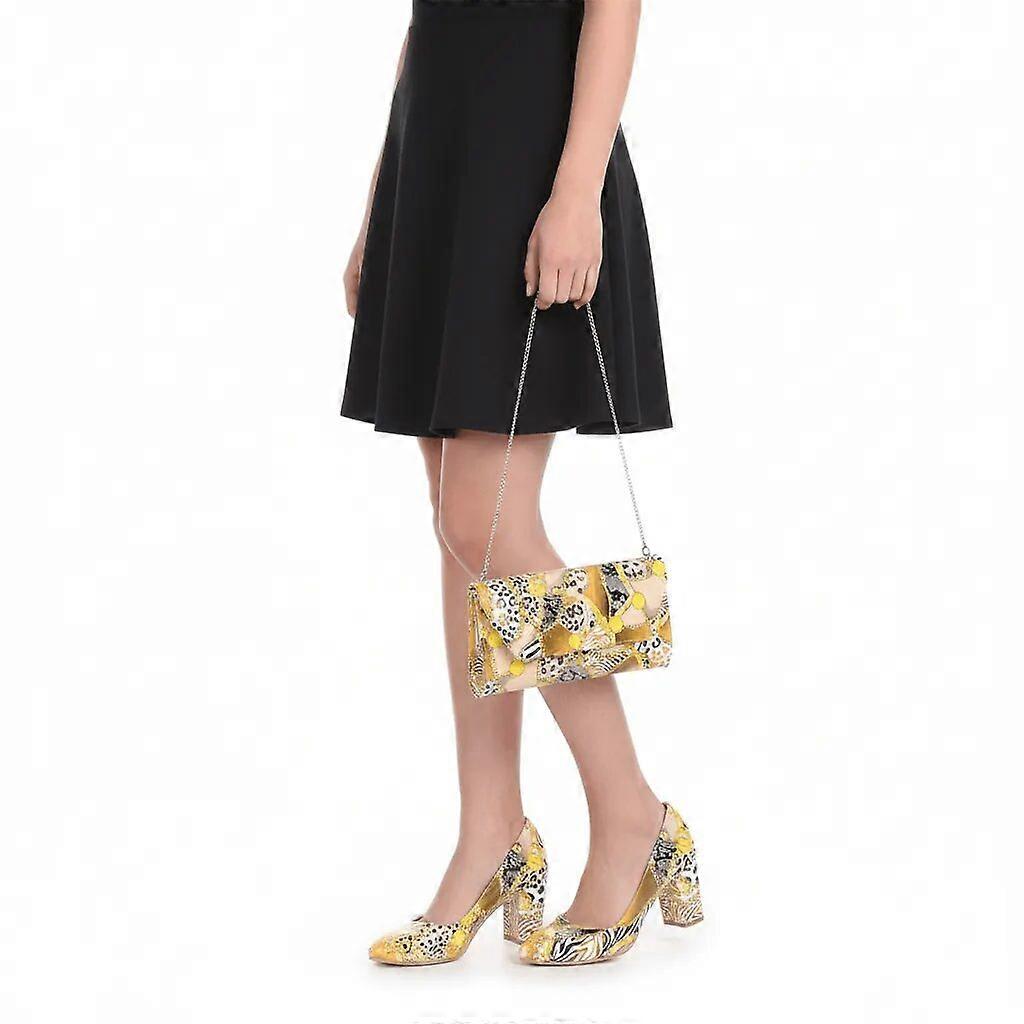 Gult matchende veske- og pumpssett til dame