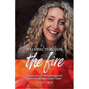 Walking Through The Fire A True Story Of God's Guidance And Protection Through T - Cindy Vida - Paperback - en Book