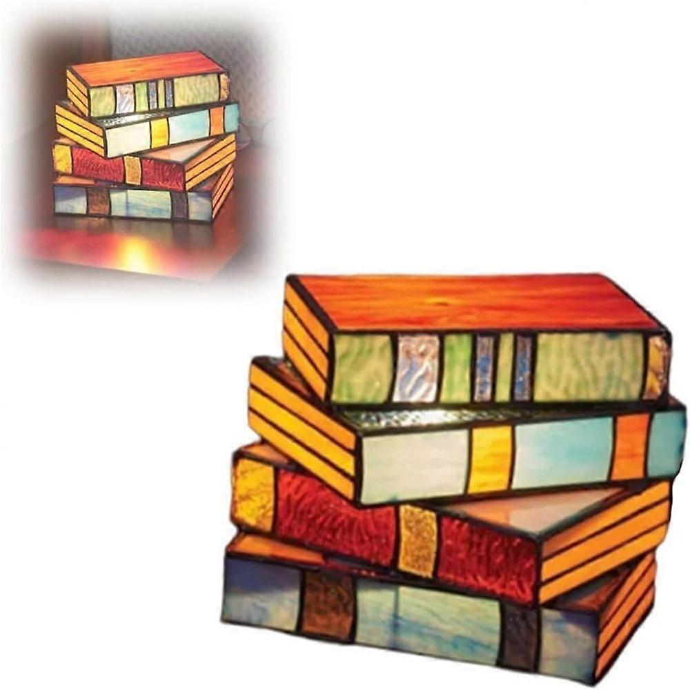Buntglas-Lampe mit gestapelten Büchern