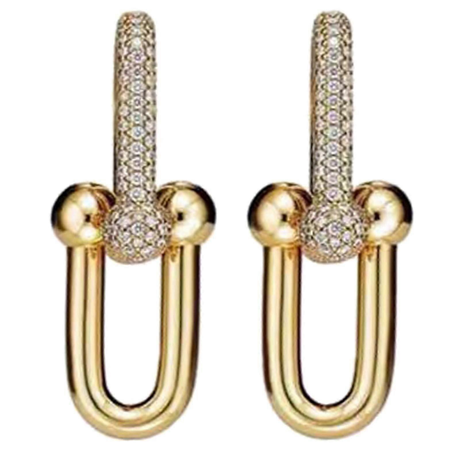 Boucles d'oreilles élégantes en forme de fer à cheval. Boucles d'oreilles polyvalentes en forme de fer à cheval. Accessoire d'oreille qui met en valeur votre déclaration de mode.