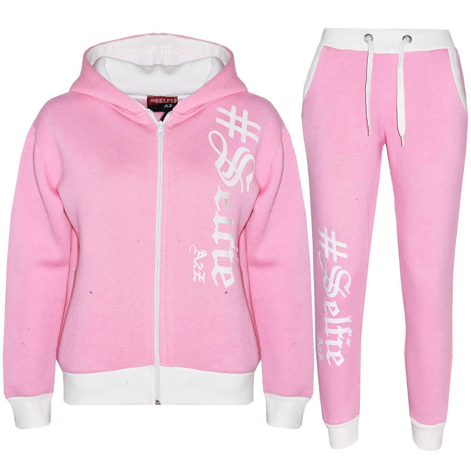 女の子の自分撮りプリントベビーピンクトラックスーツ