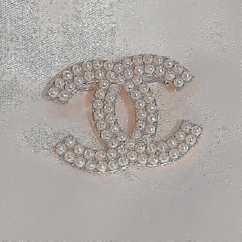 Kaksinkertainen C-rintakoru helmitappi pukuun - viisisakarainen tähtikorutarvike