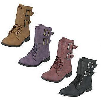 Mädchen-Spot auf militärischen Stil Stiefel