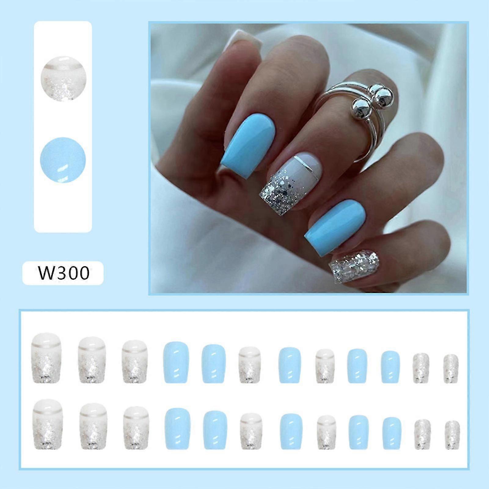 Faux ongles carrés bleu ciel combinant des éléments de mode avec des couleurs vives modèle de colle à gelée