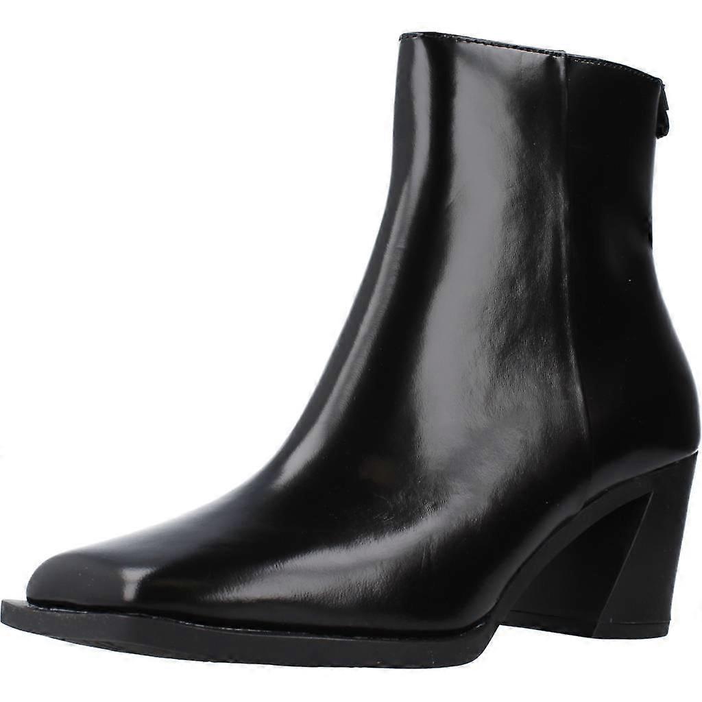 Asuntoauto Karole nilkkurit