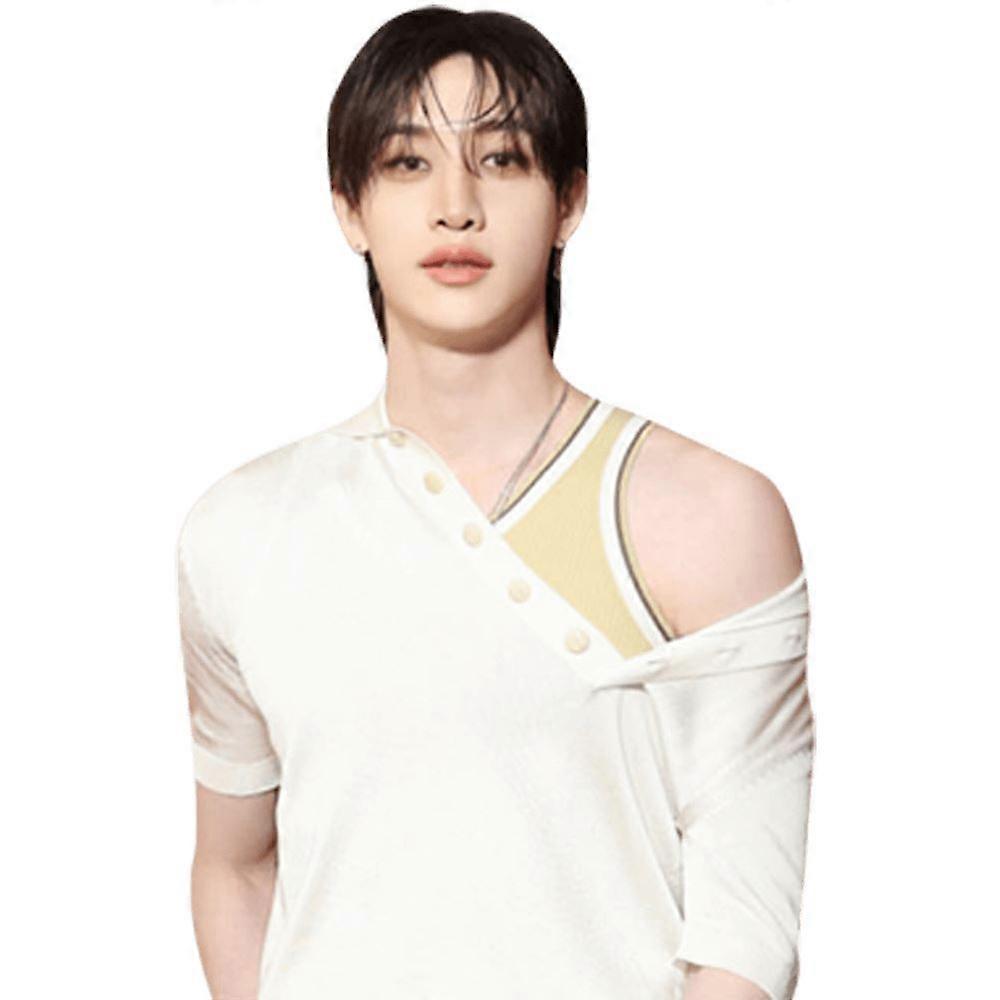 Bang Chan (abito bianco) ritaglio amico a metà corpo