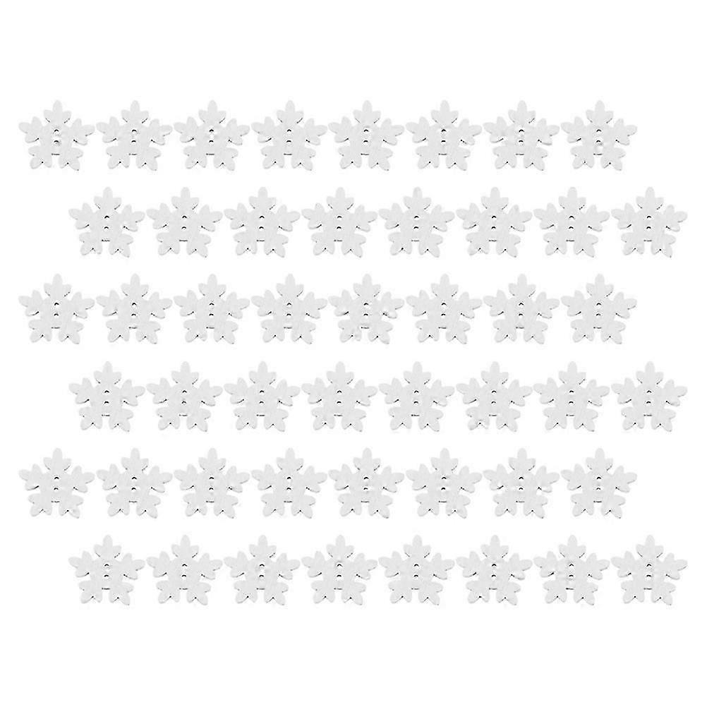 Hópehely gombok kézműves dekorációk téli projektekhez 150db fehér fa ideális barkácsoláshoz