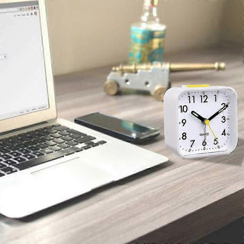 Tyst analog väckarklocka som inte tickar, mjuk väckning, pipljud, ökande volym, batteridriven snooze- och ljusfunktioner, enkel uppsättning