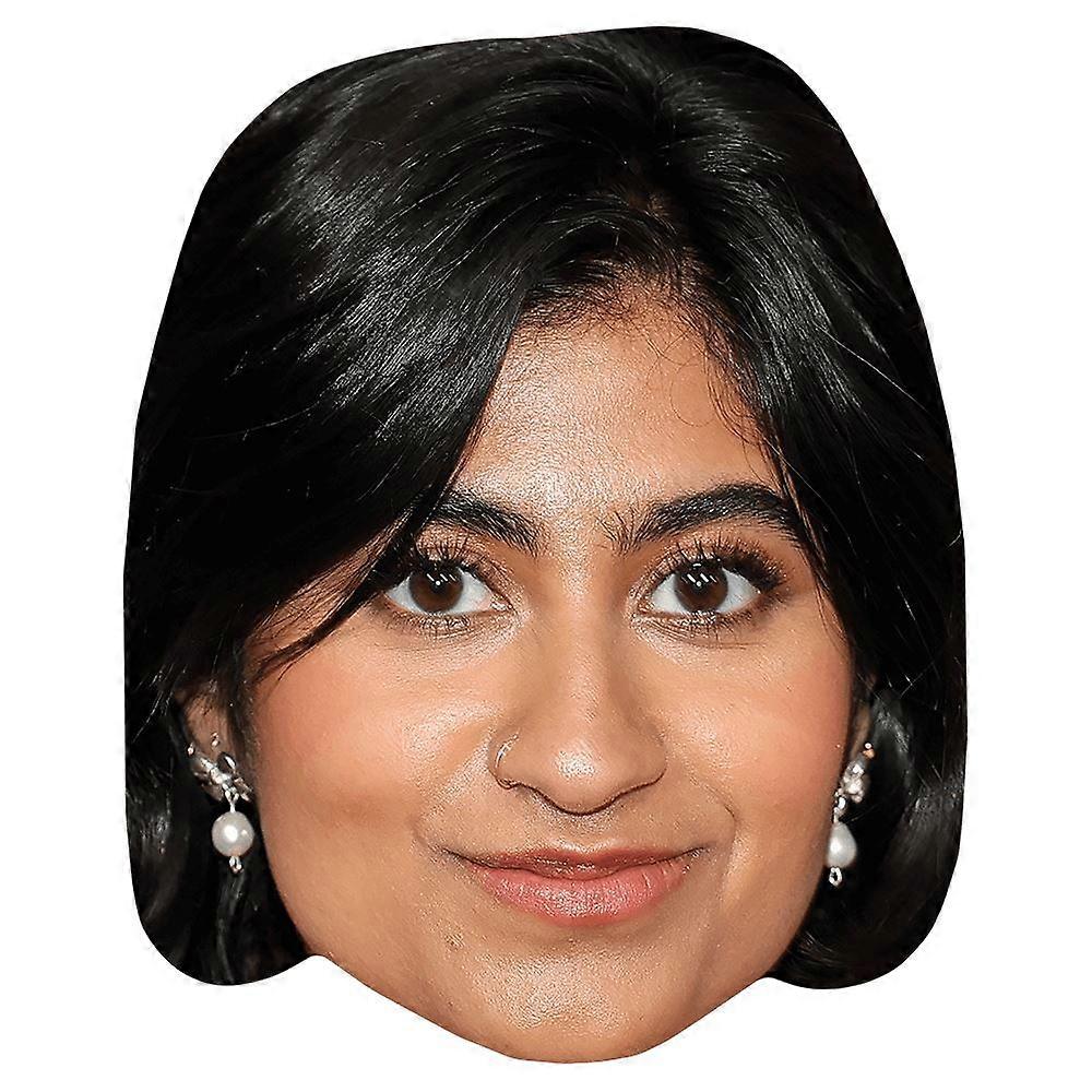 Amita Rao (lächelt) Großer Kopf. Überlebensgroße Maske.