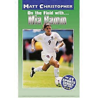 On The Field With. Mia Hamm - Matt Christopher - Paperback - en Book - Educational strategies and policy