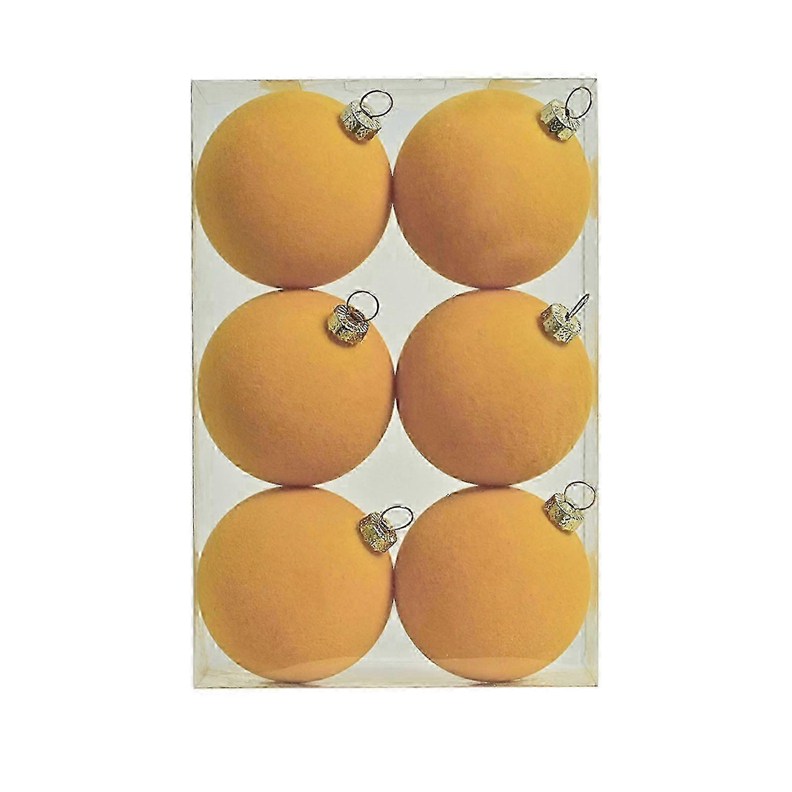 Boules de Noël en velours jaune floqué pour décorer le sapin.