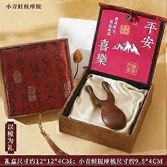 A practical sandalwood comb gift set for mothers, plus a T-shirt.