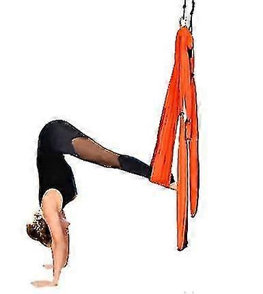 Yoga-Schlinge in der Luft