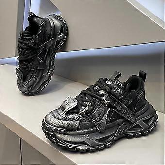 Robuste Sneakers mit Plateausohle, farblich abgesetzt, mit Mesh-Obermaterial, Schnürung, dicker Sohle und rutschfester Laufsohle, im lässigen "Dad Shoes"-Stil.