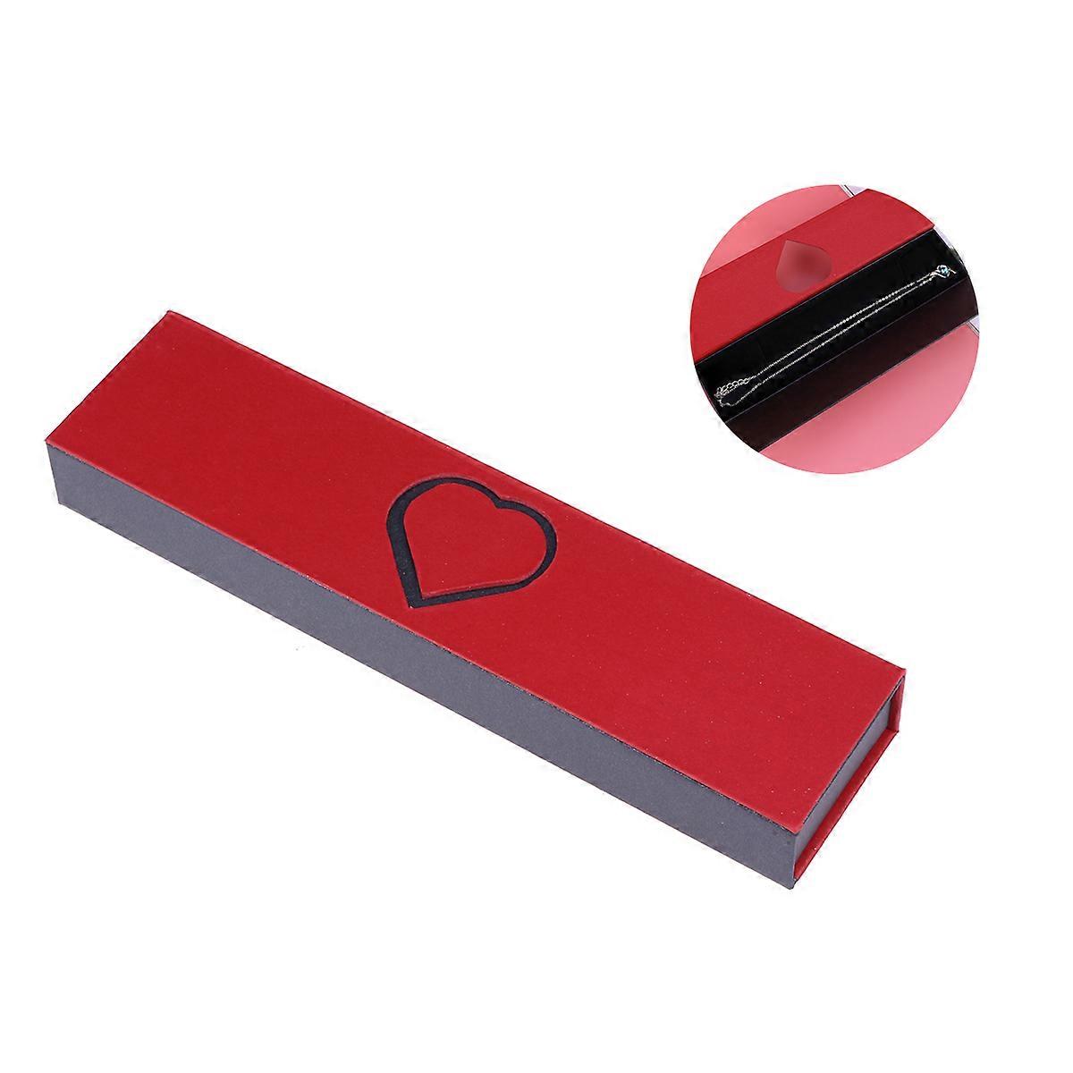Rote Schmuckschatulle mit einzigartigem Herzmuster