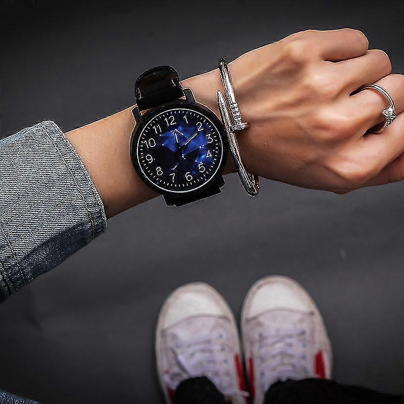 Moderiktig damklocka med stor urtavla