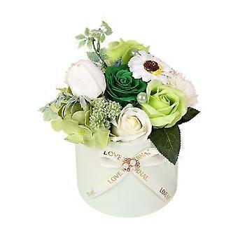 Badzeep met rozenblaadjes, geschenkdoos met zeepbloemen en wenskaart.