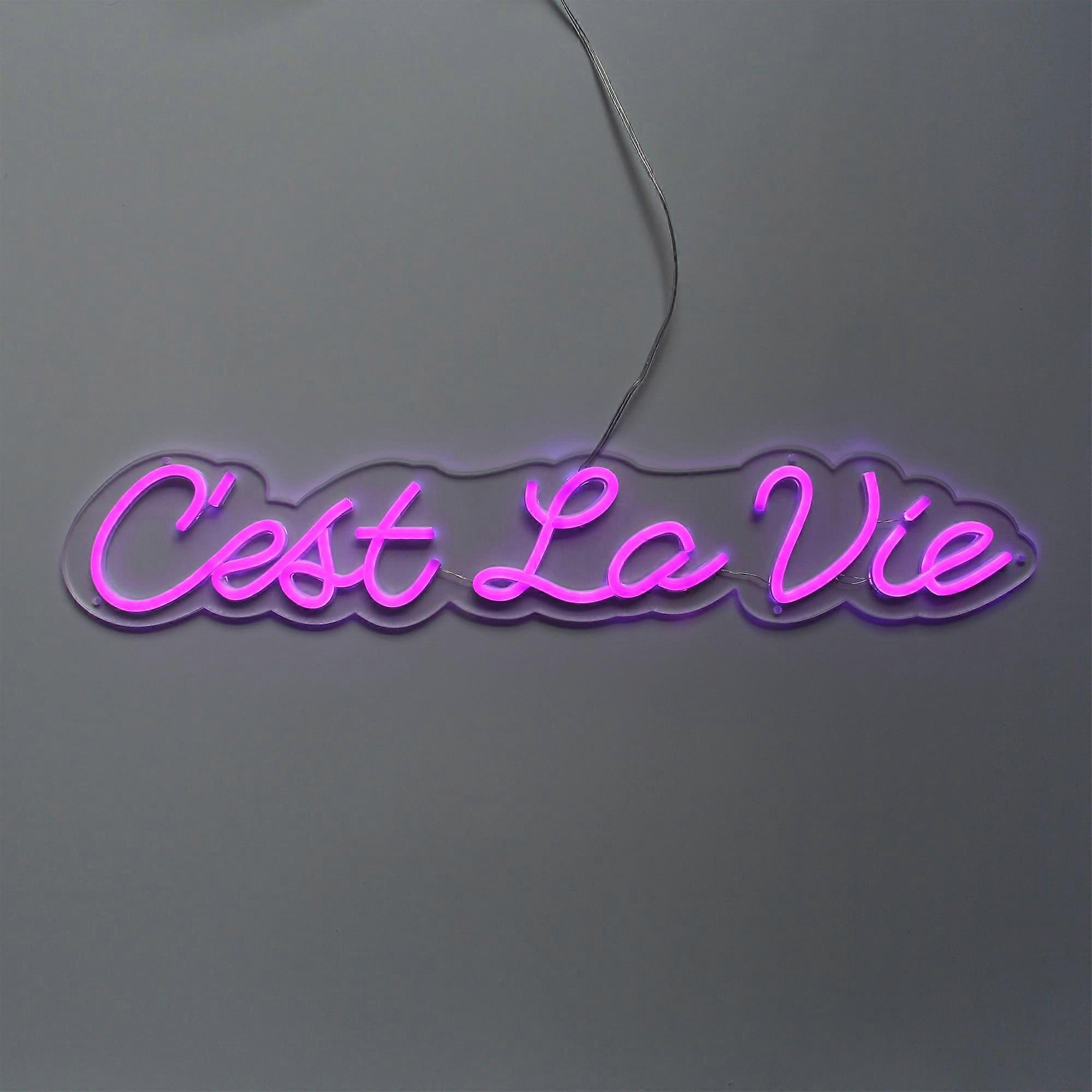 LED nápisy 'C'est la vie'