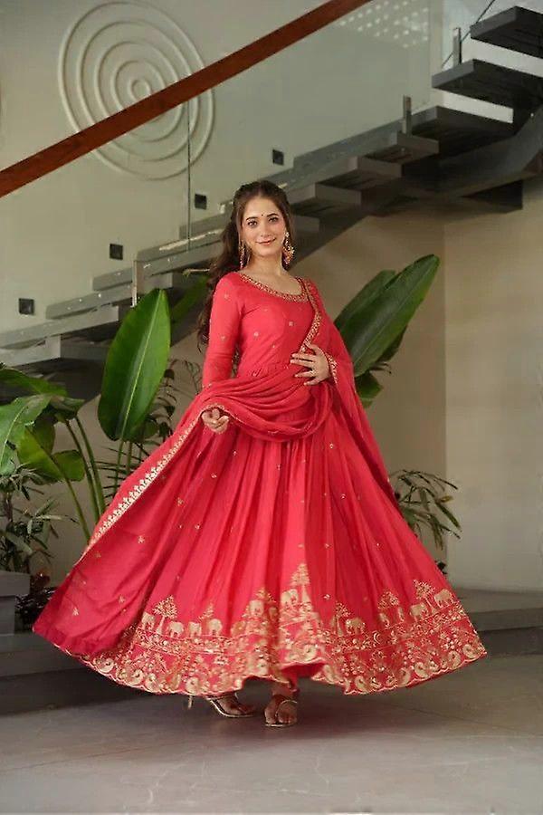 女式 Chinnon 礼服，搭配 Dupatta 饰有 Zari 亮片作品