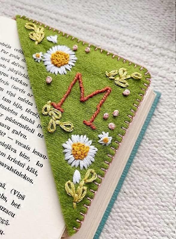 Personalized Hand Embroidered Corner Bookmark, 26 Letters Felt Triangle Corner Page Bookmark, Felt Triangle Bookmark, Cute Flower Bookmarks for Book R