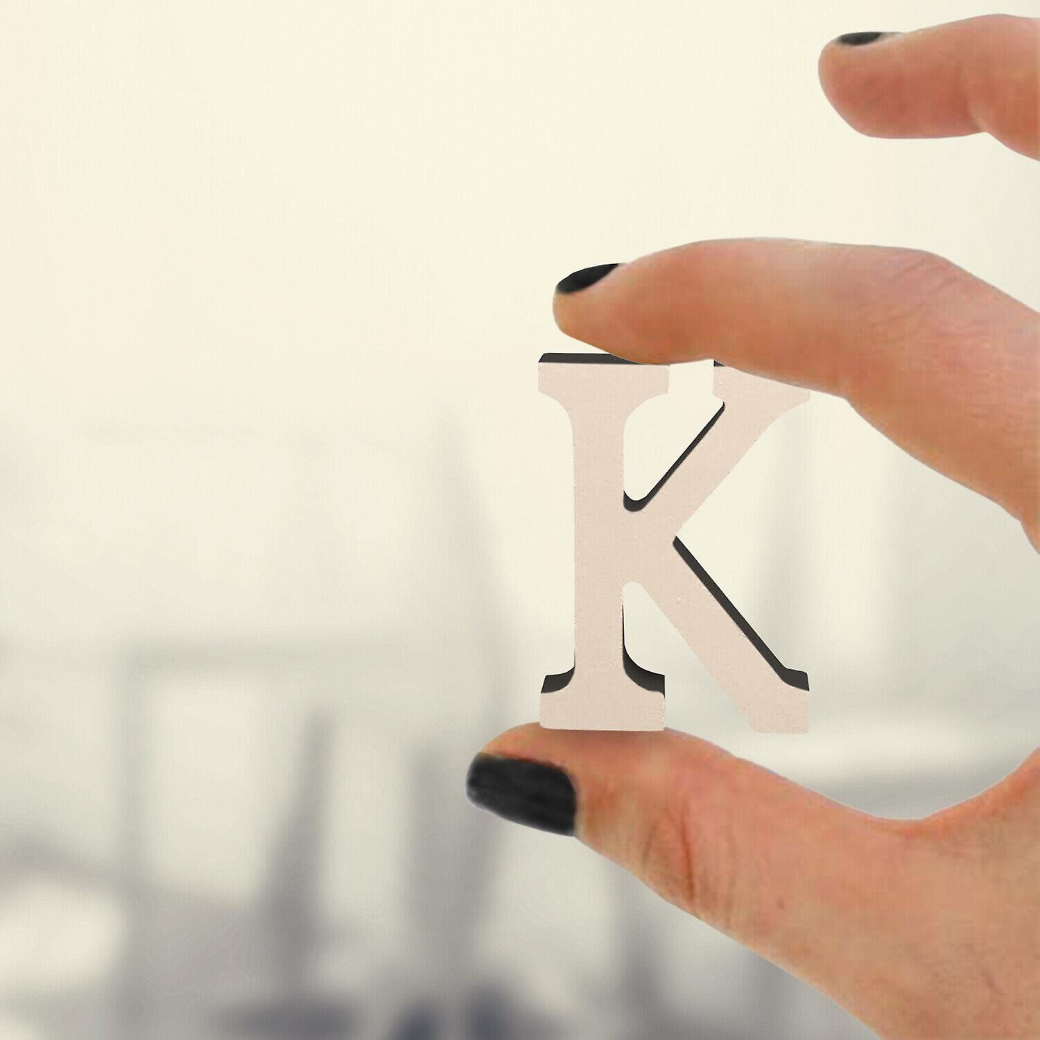 Stehende hölzerne K-Buchstaben-Alphabete