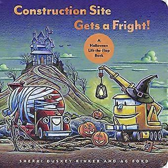 Byggeplass får en skrekk!: En Halloween Lift-the-Flap Book [Board book]