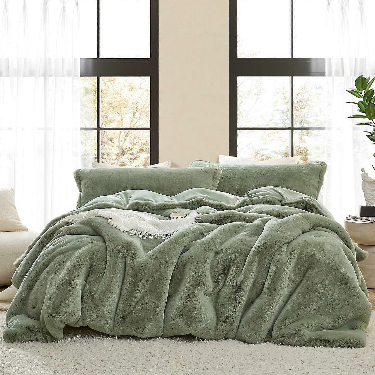 Oversized Sage Green King Comforter Set with UltraSoft Plush Reversible Design and Matching Shams Ref:4191