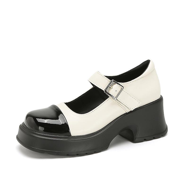 Fargematchende tykke høyhælte sko