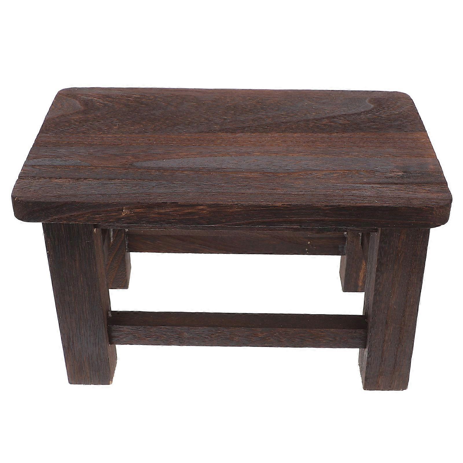 Taburete de madera para cambiar zapatos, cómodo y práctico.