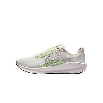 Nike DOWNSHIFTER 13 Atmungsaktive, flache Laufschuhe für Damen mit weicher Schaumstoff-Sohle und Gummiaußensohle, Grün, FD6476-106